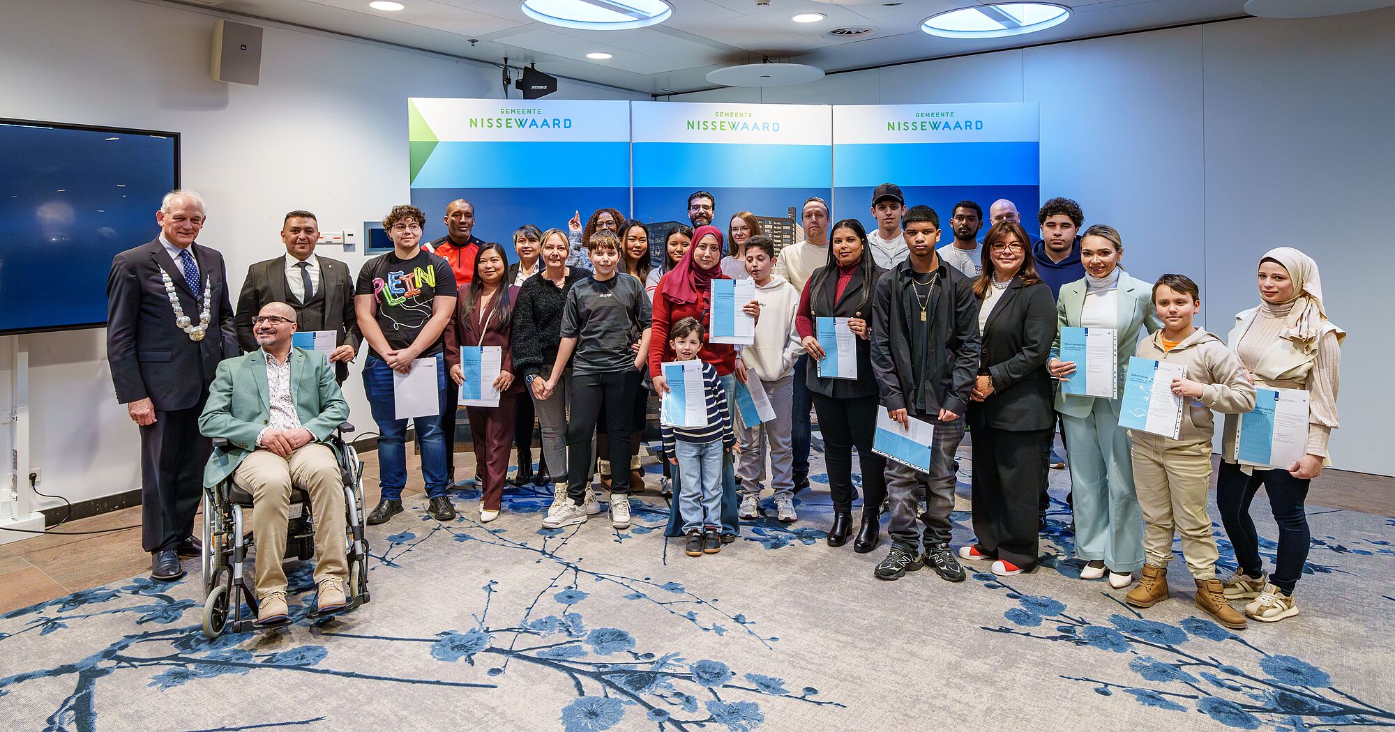34 Nissewaarders officieel Nederlander tijdens naturalisatieceremonie