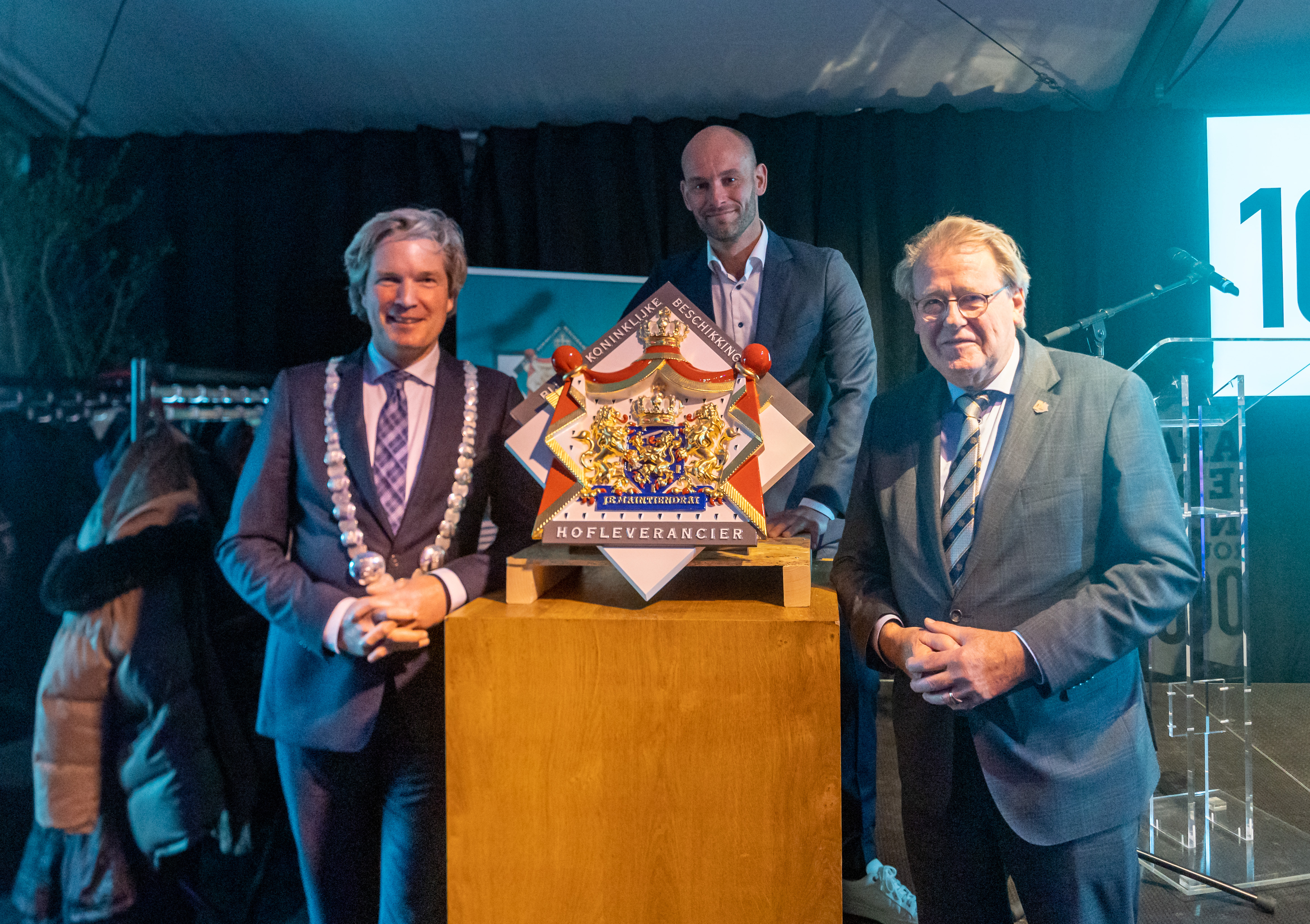 Foto: Foto-ok.nl, van links naar rechts: burgemeester Foort van Oosten, Christiaan van der Ent, commissaris van de Koning, Jaap Smit