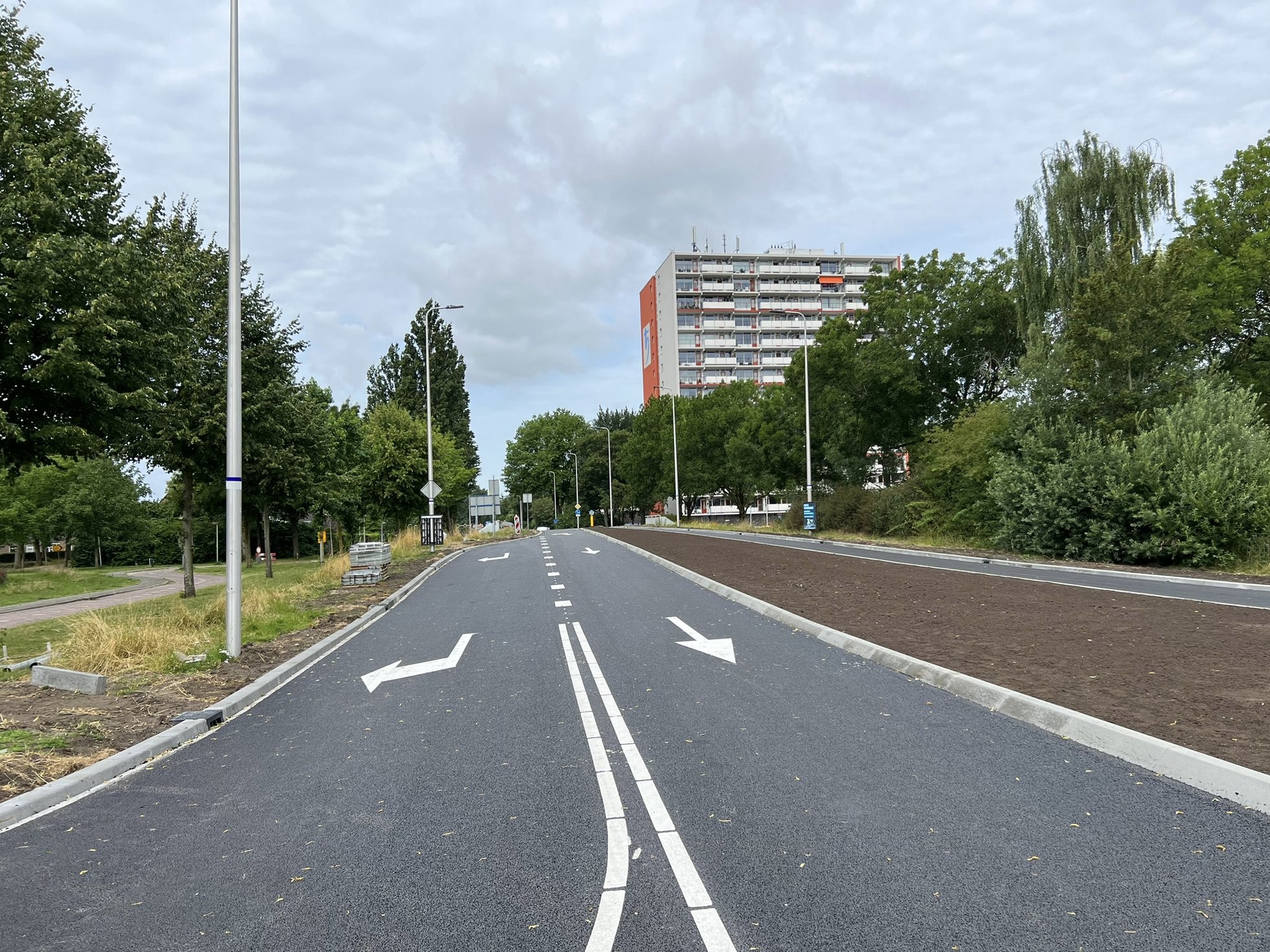 Foto van vernieuwde lege weg met nieuw asfalt