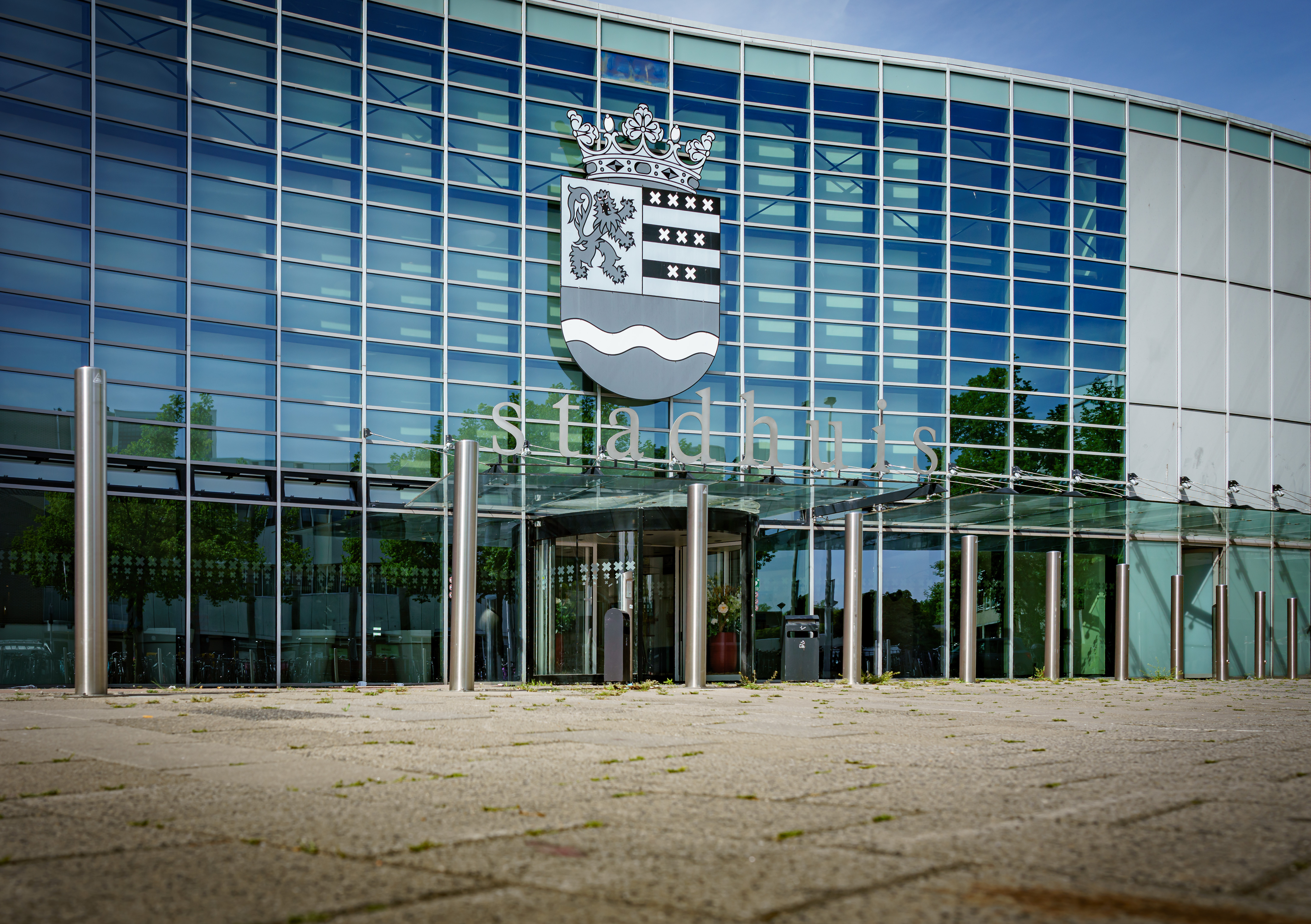 Foto van de gevel van het stadhuis in Spijkenisse