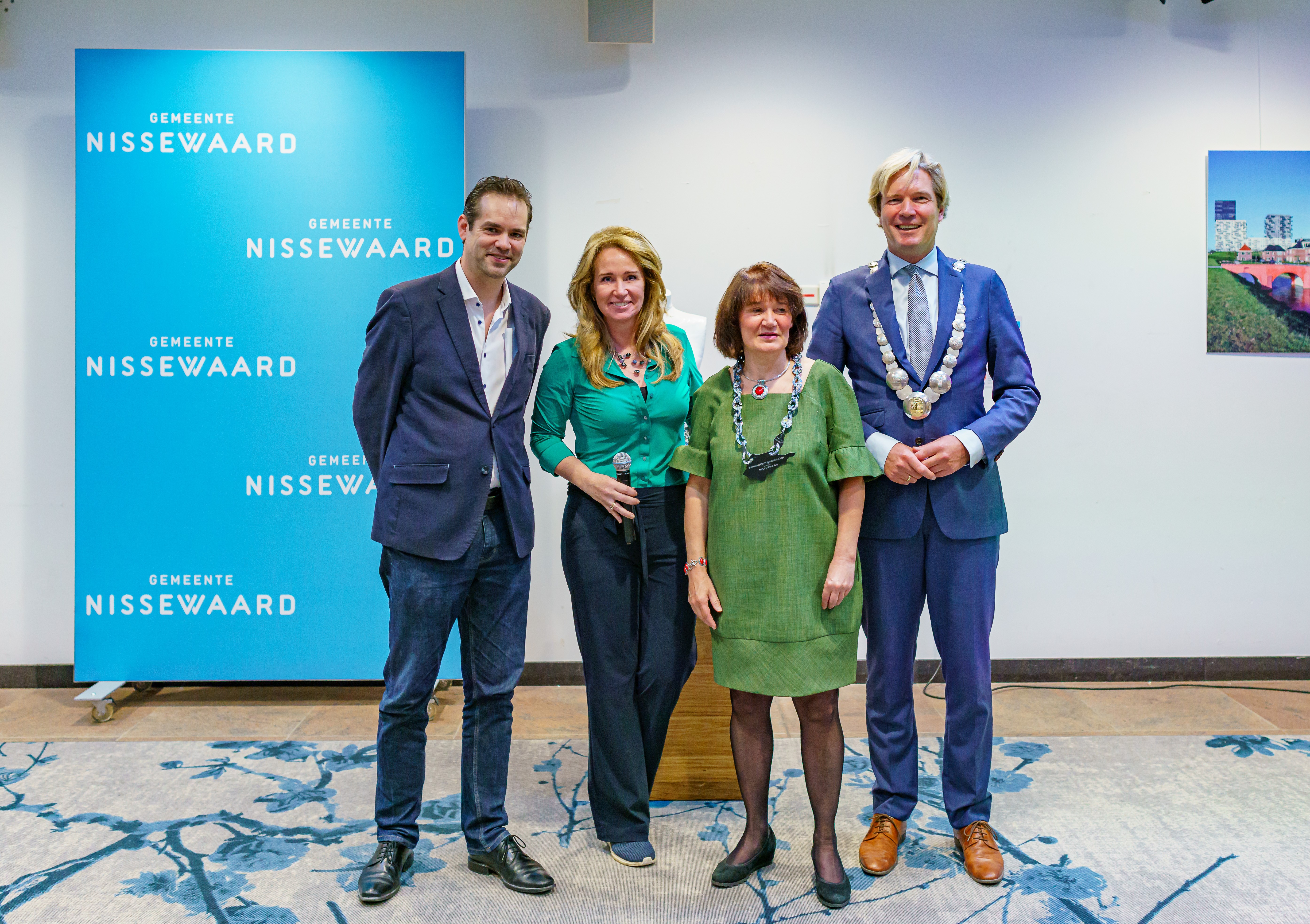 Foto-ok.nl: wethouder Chris Hottentot, Helga van Leur, Ria Berkhout, burgemeester Foort van Oosten