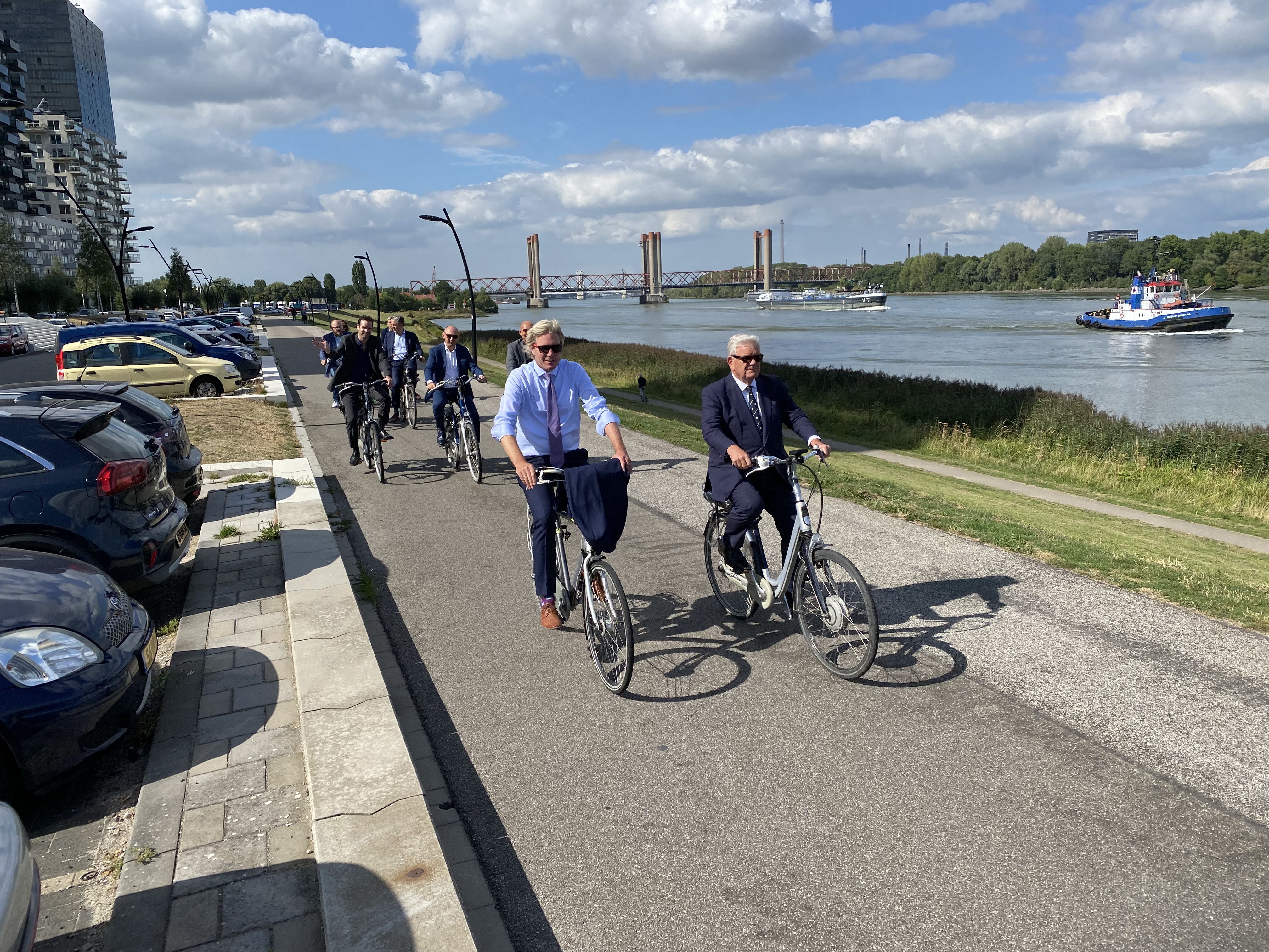 Burgemeester Foort van Oosten en Burgemeester Jan van Zanen op de fiets in Nissewaard