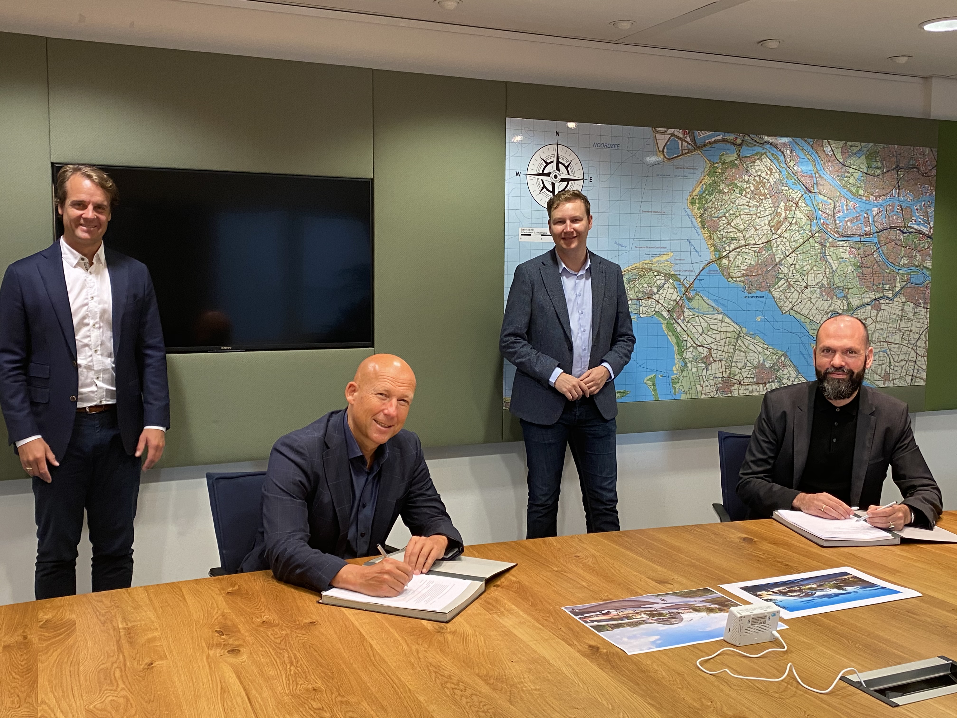 Wethouder Martijn Hamerslag, Jan-Willem Mijnans en Igor Bal en directeur Tobias Verhoeven ondertekenen de overeenkomst