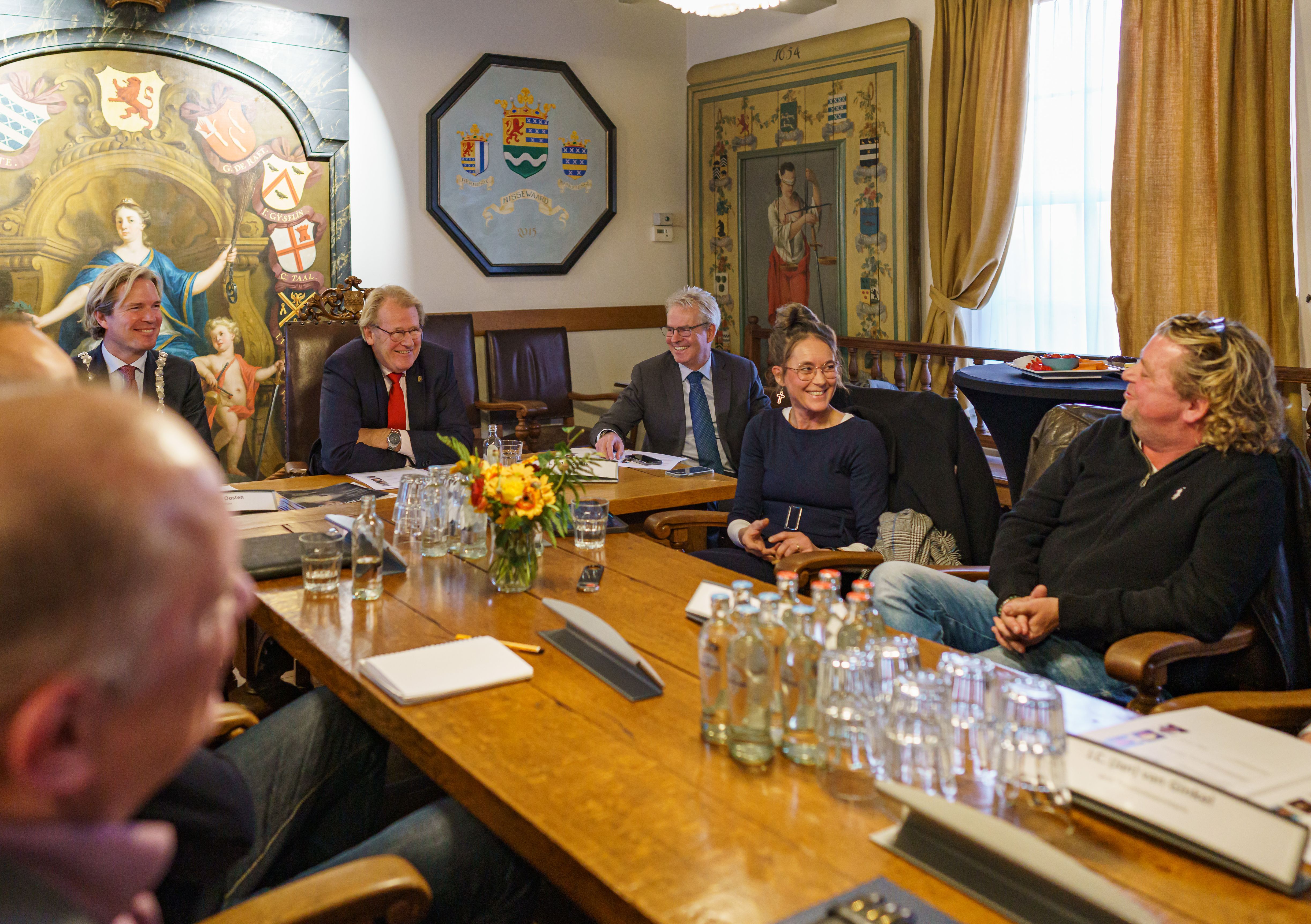 Commissaris van de Koning Jaap Smit liet zich ook door diverse gesprekspartners uit het maatschappelijk middenveld informeren over wat hen bezighoudt. Foto: Foto-OK.