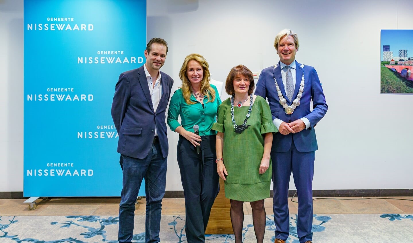 van links naar rechts; wethouder Hottentot, Helga van Leur, Ria Berkhout, burgemeester Van Oosten